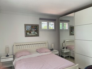 3 bedrooms, desk, iron/ironing board, travel cot