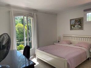 3 habitaciones, tabla de planchar con plancha y cuna de viaje