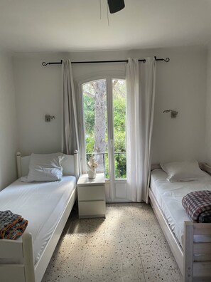 3 bedrooms, desk, iron/ironing board, travel crib