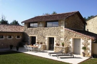 Vast property with large heated swimming pool in the Dordogne-Périgord • 15 pple
