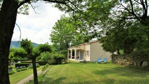 A house with a garden, a stone wall, and a pathway. - Domaine du Vernadel, Panoramic, swimming pool near Antraiques and Vals les Bains (Asperjoc)