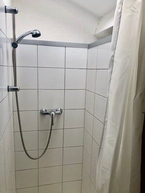Dusj, håndklær, såpe og sjampo