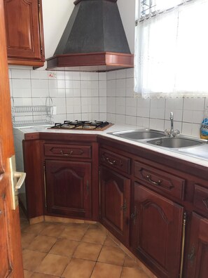 Geladeira, cooktop, talheres/pratos/utensílios de cozinha