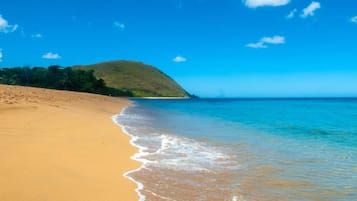 Sulla spiaggia, lettini da mare, teli da spiaggia