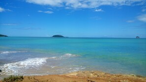 Na praia, espreguiçadeiras, toalhas de praia 