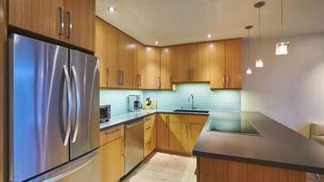 Frigorifero, forno, piano cottura, lavastoviglie