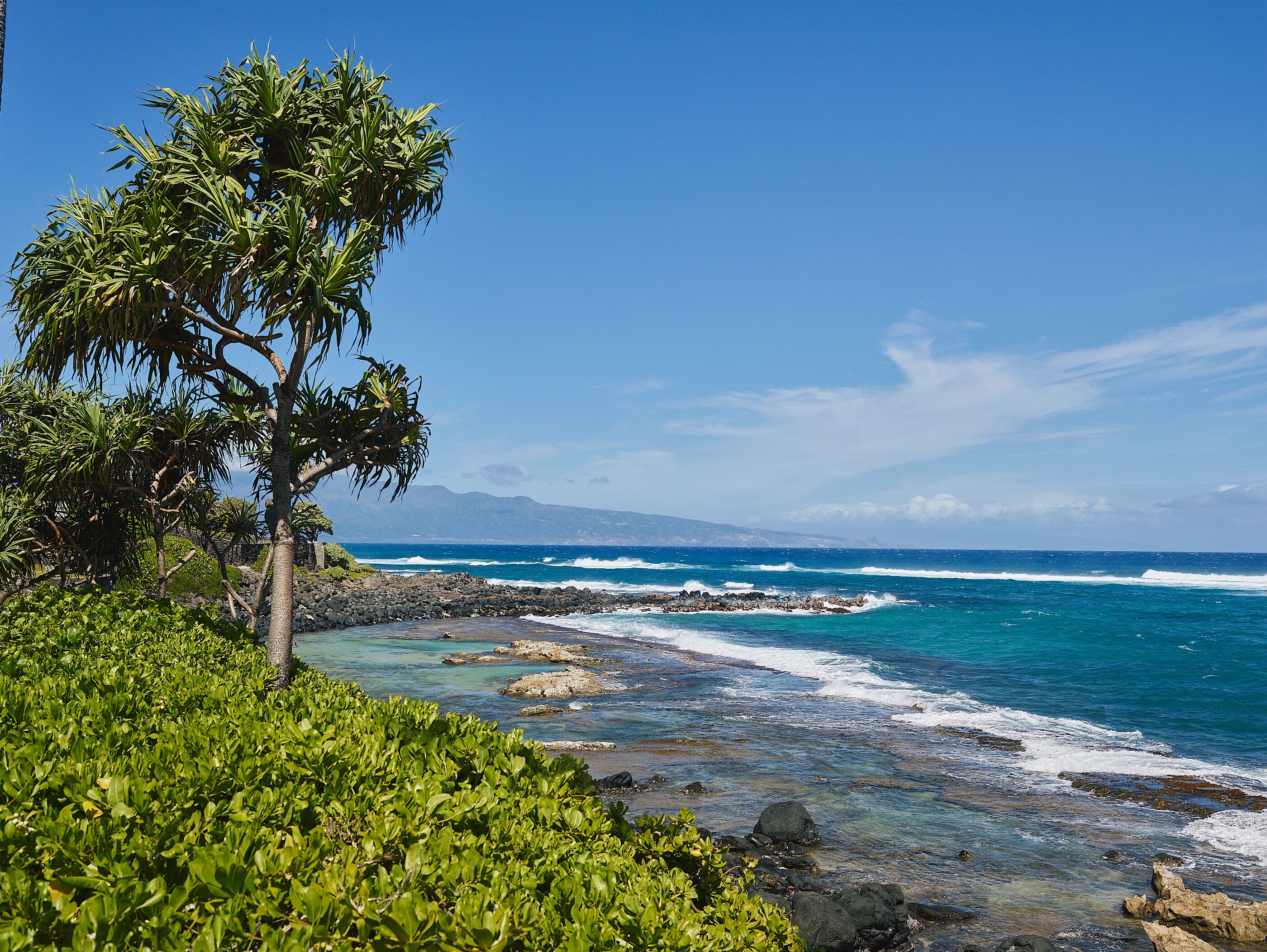 Beach nearby, sun loungers, beach towels