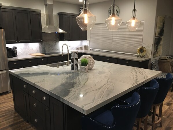 Réfrigérateur, four à micro-ondes, un four, surface de cuisson