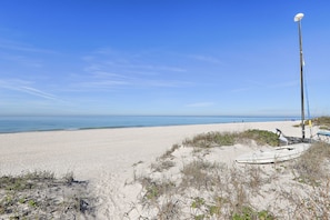 Plage, chaises longues, serviettes de plage