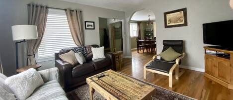 Smart-tv, een dvd-speler, boeken en een stereo