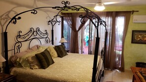 1 makuuhuone, tallelokero huoneessa, työpöytä, silitysrauta/-lauta