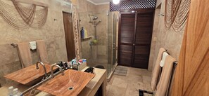 Douche, sĂšche-cheveux, serviettes fournies, savon