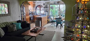 Smart-TV, Bücher, Stereoanlage