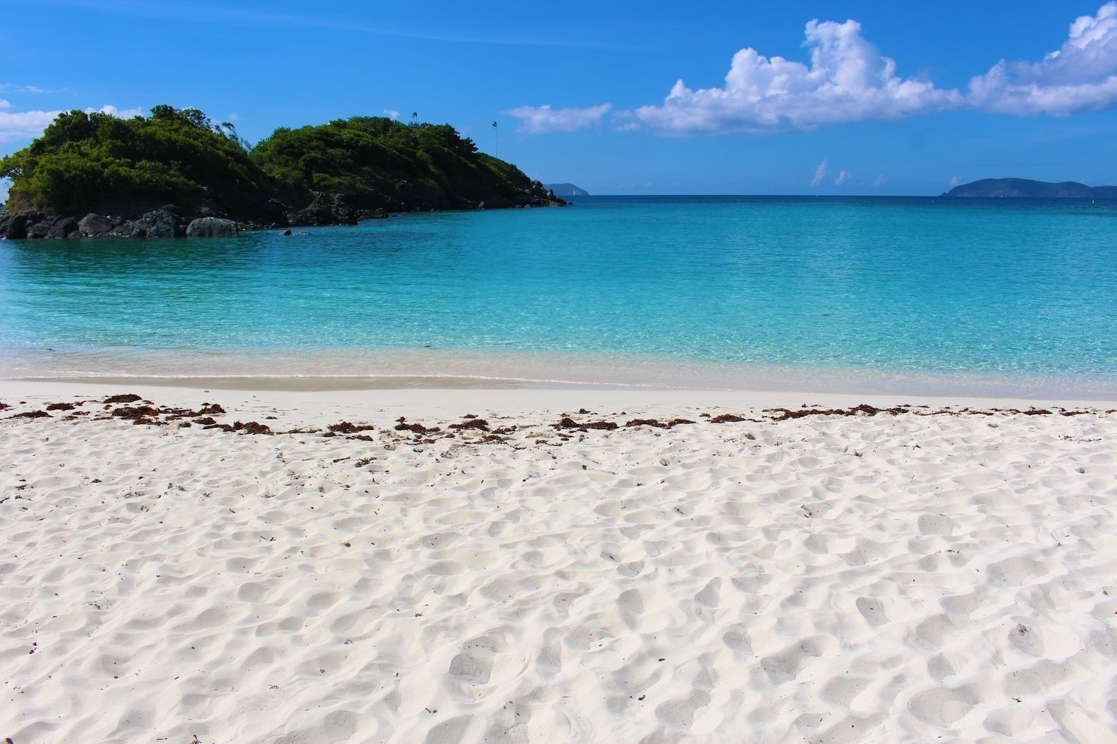 Plage, chaises longues, serviettes de plage