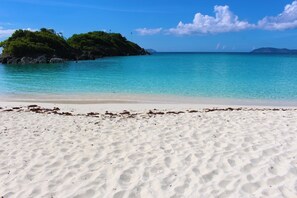 På stranden, solstolar och strandhanddukar