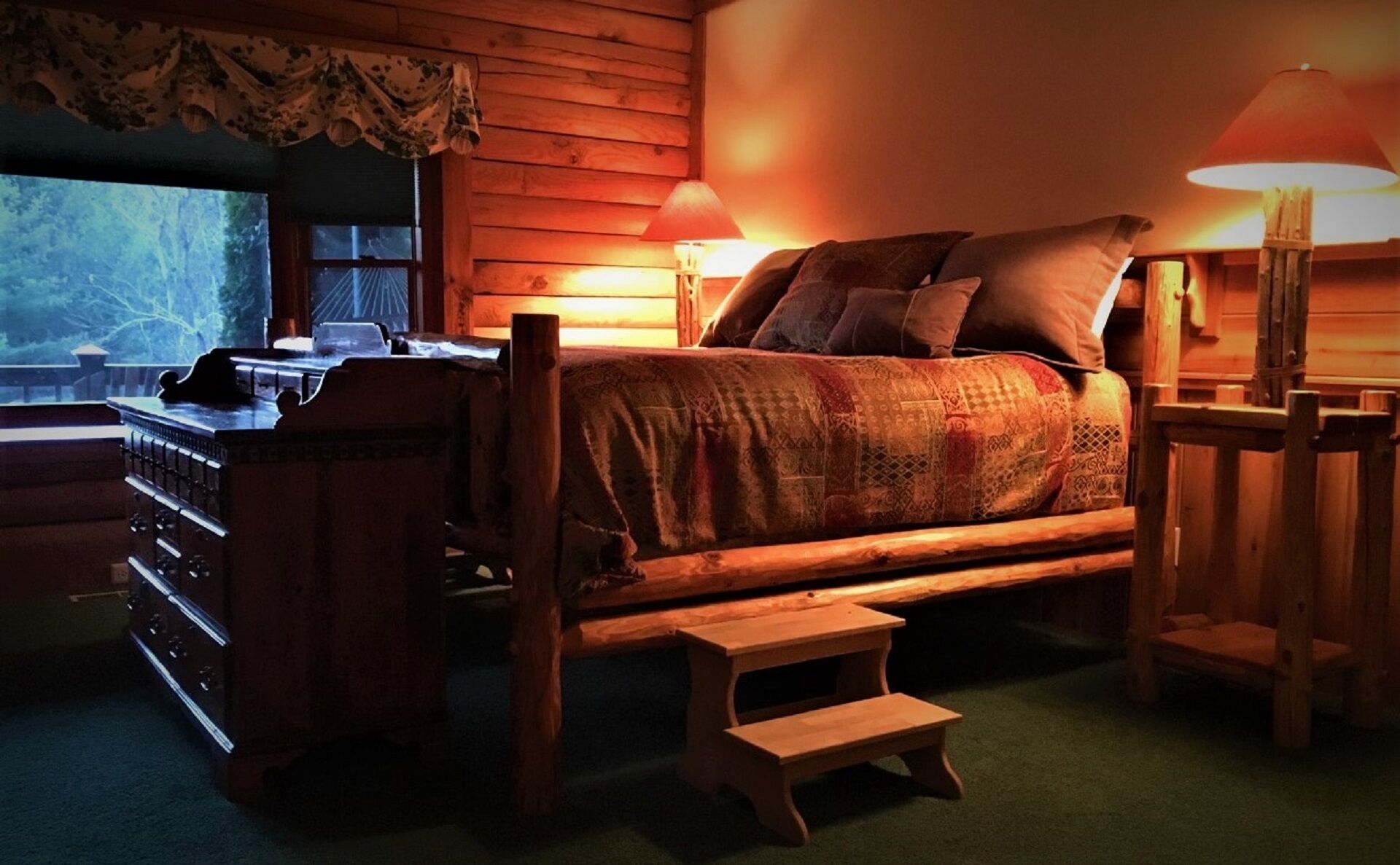 **Cabin in the mountains....privacy,  huge covered porch, hiking, waterfalls***