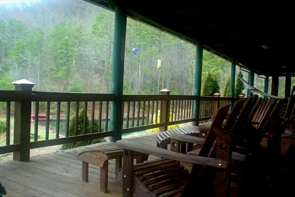 **Cabin in the mountains....privacy, huge covered porch, hiking, waterfalls***
