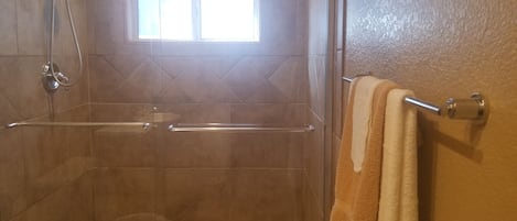 Sèche-cheveux, serviettes fournies, shampoing, papier toilette