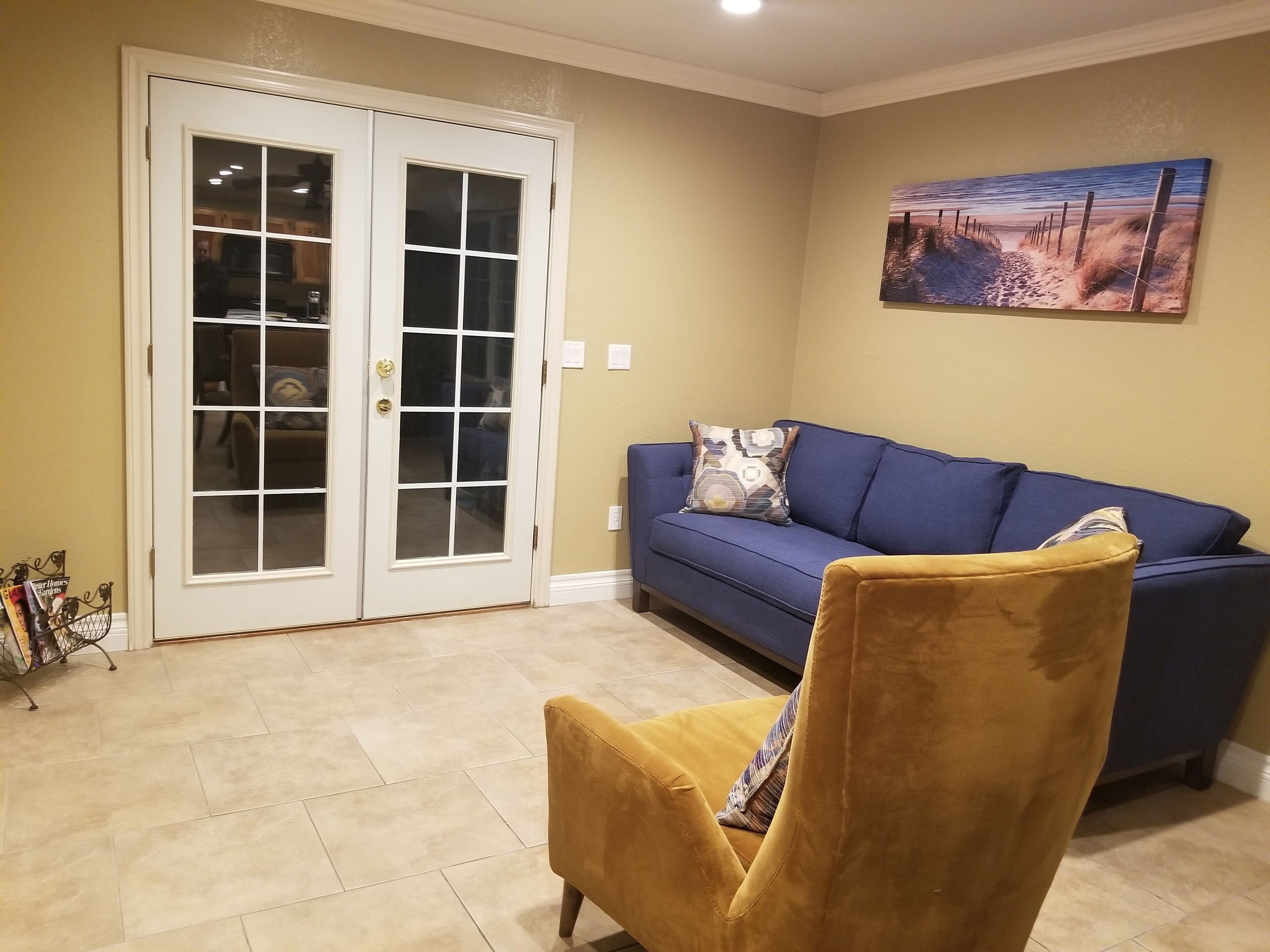 CLOSE TO STRIP Very Private, GATED, Huge Open Floor Plan, WIFI, WASHER & DRYER