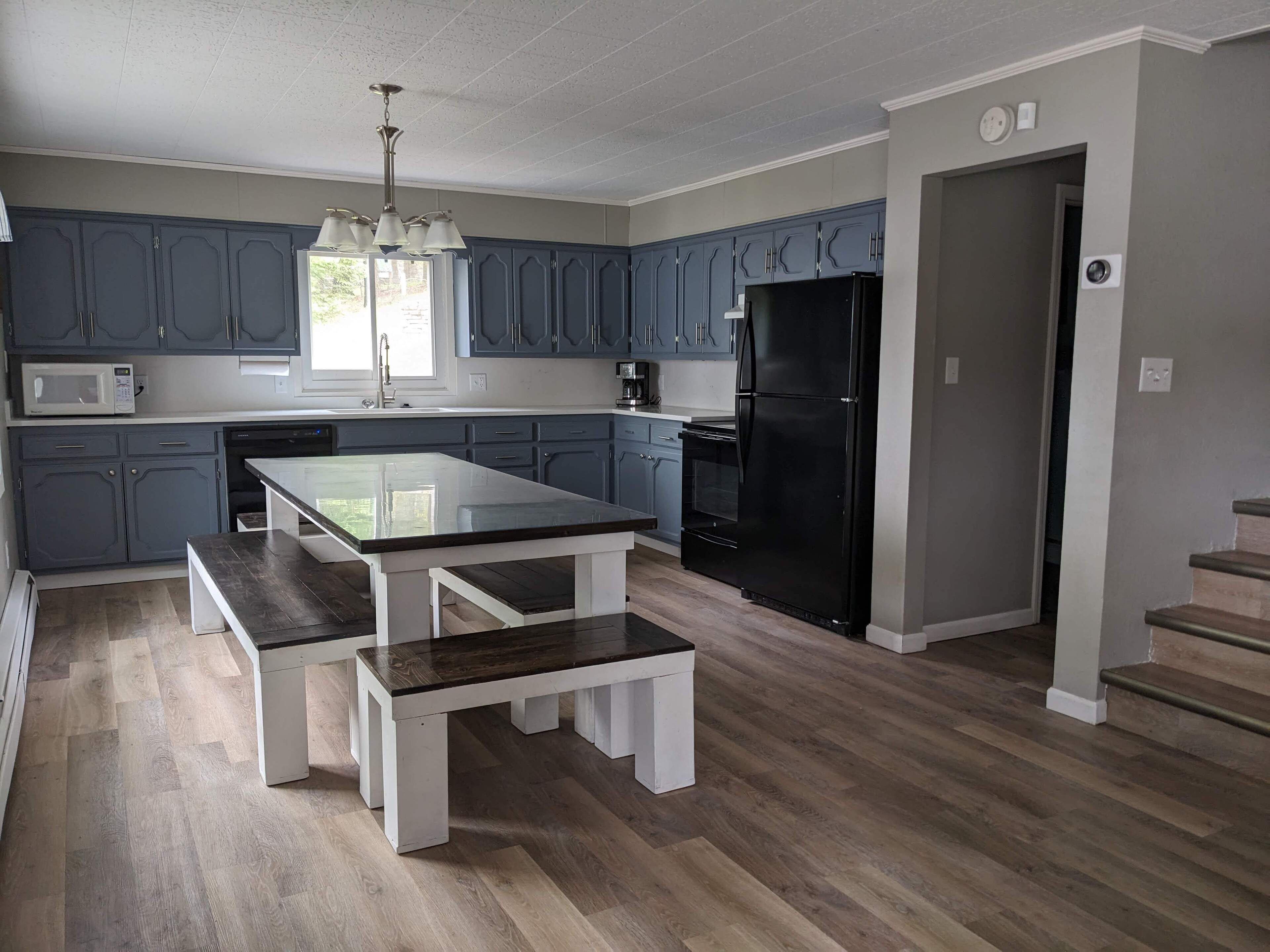 8 Bedroom Lakehouse! Sleeps 24+  Perfect For Families & Groups!