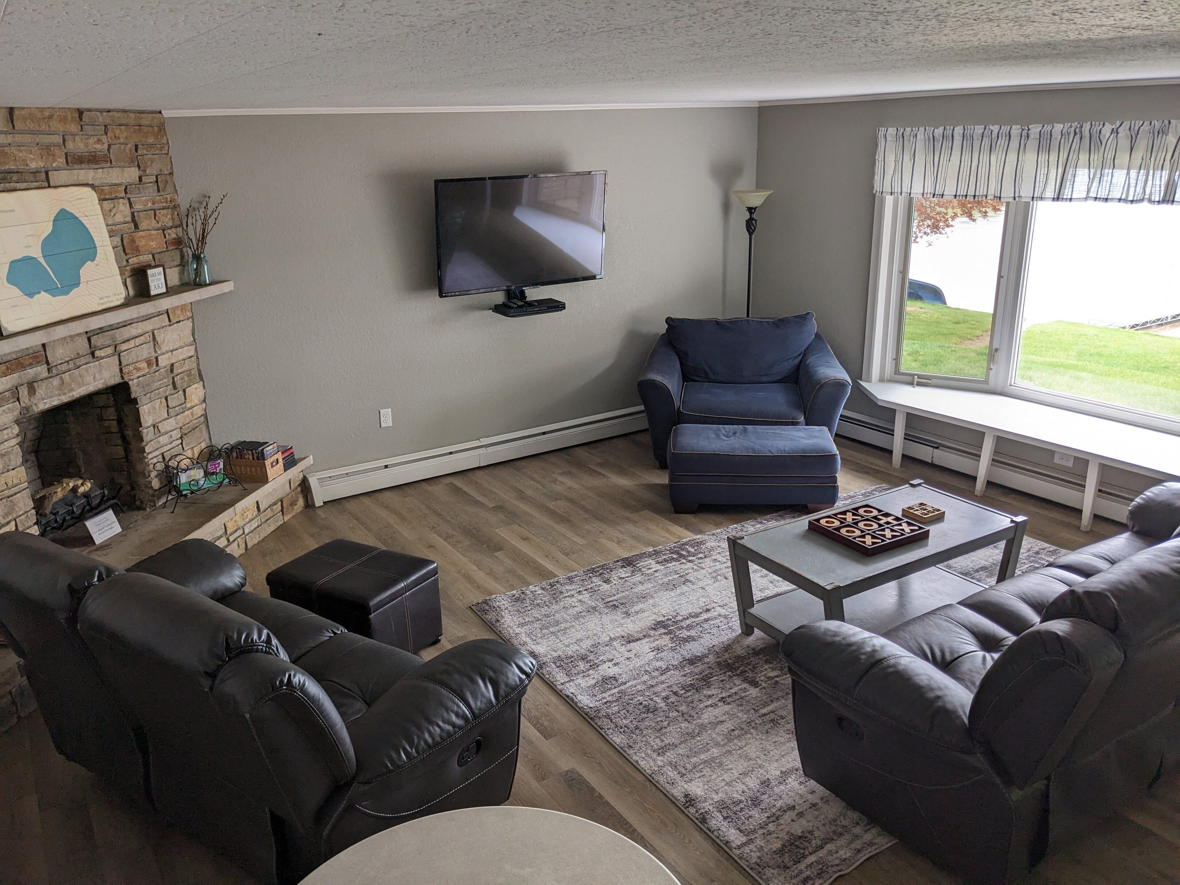 8 Bedroom Lakehouse! Sleeps 24+  Perfect For Families & Groups!