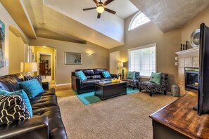 Smart TV, chimenea y reproductor de DVD 