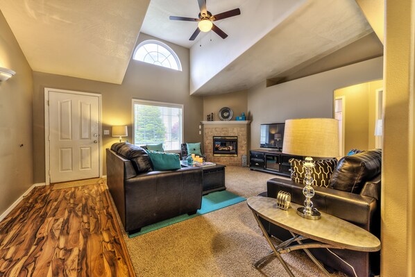 Smart TV, chimenea y reproductor de DVD 