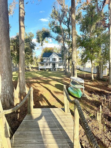 Lakefront Southern Charm with private dock