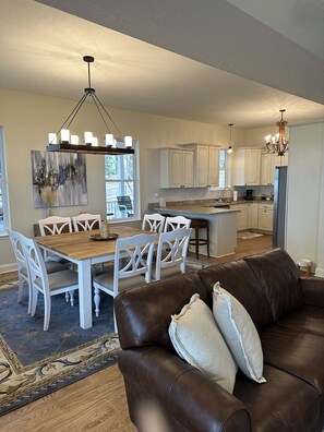 Smart-TV, DVD-spiller, bøker og stereoanlegg