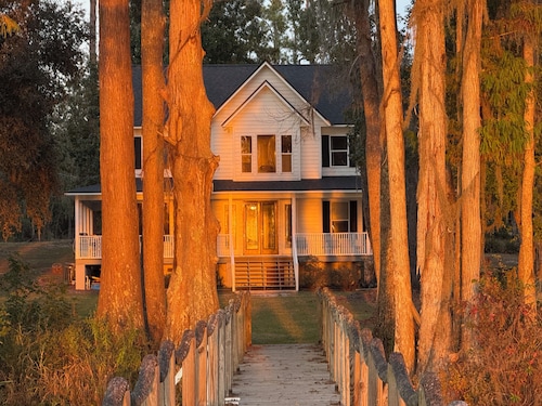 Lakefront Southern Charm with private dock