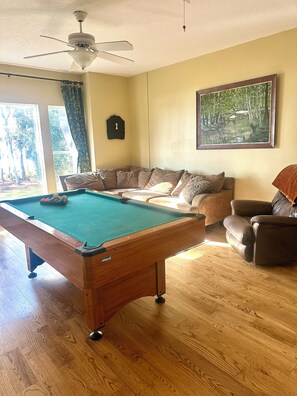 Smart-TV, DVD-spiller, bøker og stereoanlegg