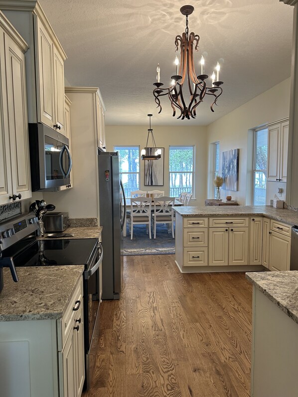 冷蔵庫、電子レンジ、オーブン、コンロ