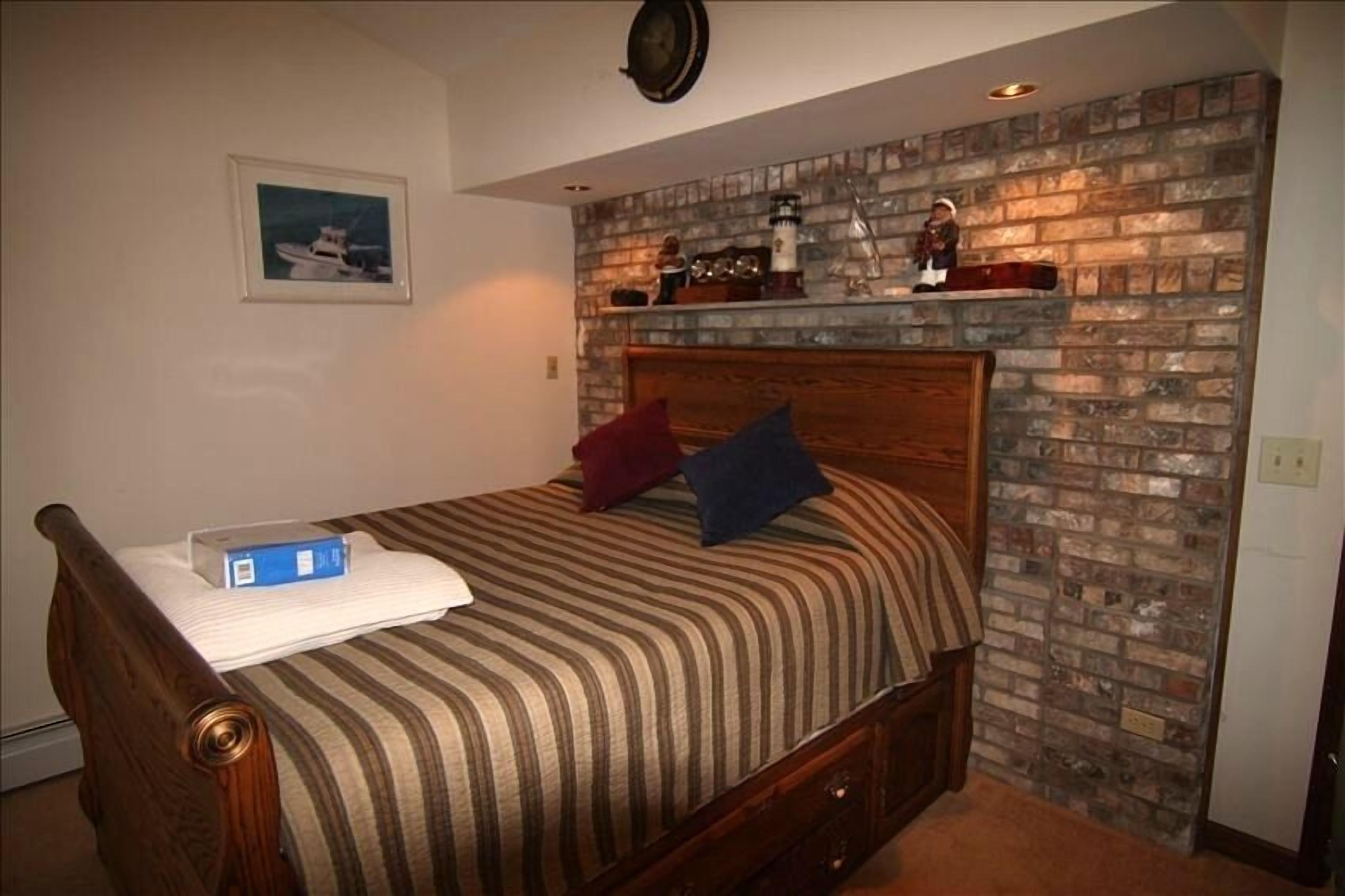 NEWPH'S LANDING  Serving Geneva on the Lake "Strip" and Ashtabula Harbor 