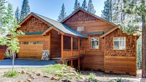 A two-story log cabin with a front porch, a garage, and a small attached cabin. - Tahoe Donner modern: Perfect for 3 families! 3 King/6 Twin. 4 BA, Cook's Kitchen (Truckee)