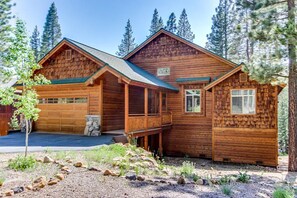 Exterior - Tahoe Donner modern: Perfect for 3 families! 3 King/6 Twin. 4 BA, Cook's Kitchen (Truckee)