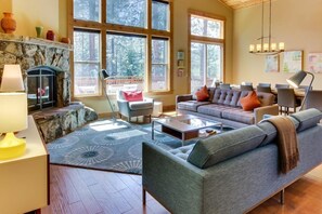 Smart TV, fireplace, DVD player, books - Tahoe Donner modern: Perfect for 3 families! 3 King/6 Twin. 4 BA, Cook's Kitchen (Truckee)