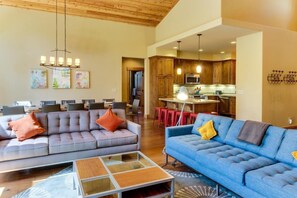 Smart TV, fireplace, DVD player, books - Tahoe Donner modern: Perfect for 3 families! 3 King/6 Twin. 4 BA, Cook's Kitchen (Truckee)