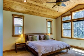 4 bedrooms, desk, iron/ironing board, travel crib - Tahoe Donner modern: Perfect for 3 families! 3 King/6 Twin. 4 BA, Cook's Kitchen (Truckee)