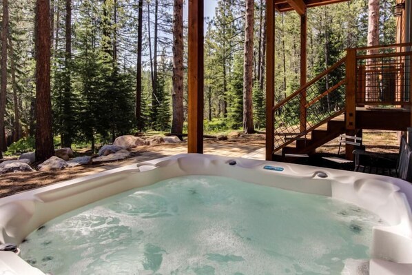 Outdoor spa tub - Tahoe Donner modern: Perfect for 3 families! 3 King/6 Twin. 4 BA, Cook's Kitchen (Truckee)