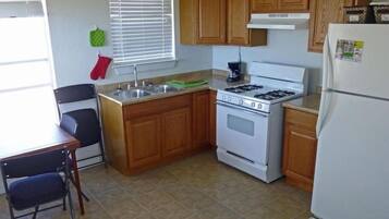 Fridge, oven, stovetop, coffee/tea maker