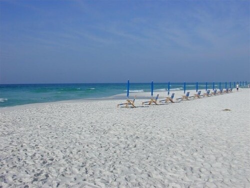 AUG & SEP SPECIALS! Great family condo STEPS from beautiful beach! FREE Parking!