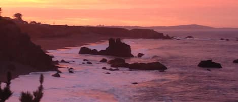 على الشاطئ، كراسي للتشمس، مناشف للشاطئ