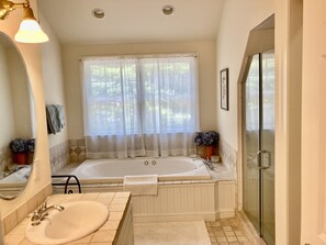 Combined shower/bathtub, jetted bath, hair dryer, towels