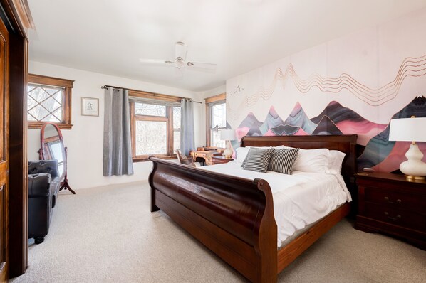 3 bedrooms, desk, iron/ironing board, travel crib