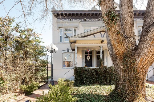   Classic Row Home Patio, Porch & Garage. Walk to Downtown & Convention