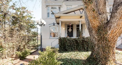 Classic Row Home Patio, Porch & Garage. Walk to Downtown & Convention