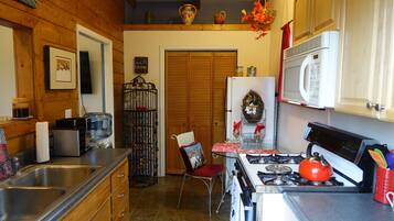 Køleskab, mikrobølgeovn, ovn, kogeplade