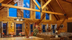 L’intérieur d’une cabane en rondins comprend une cuisine, un coin repas et un salon.