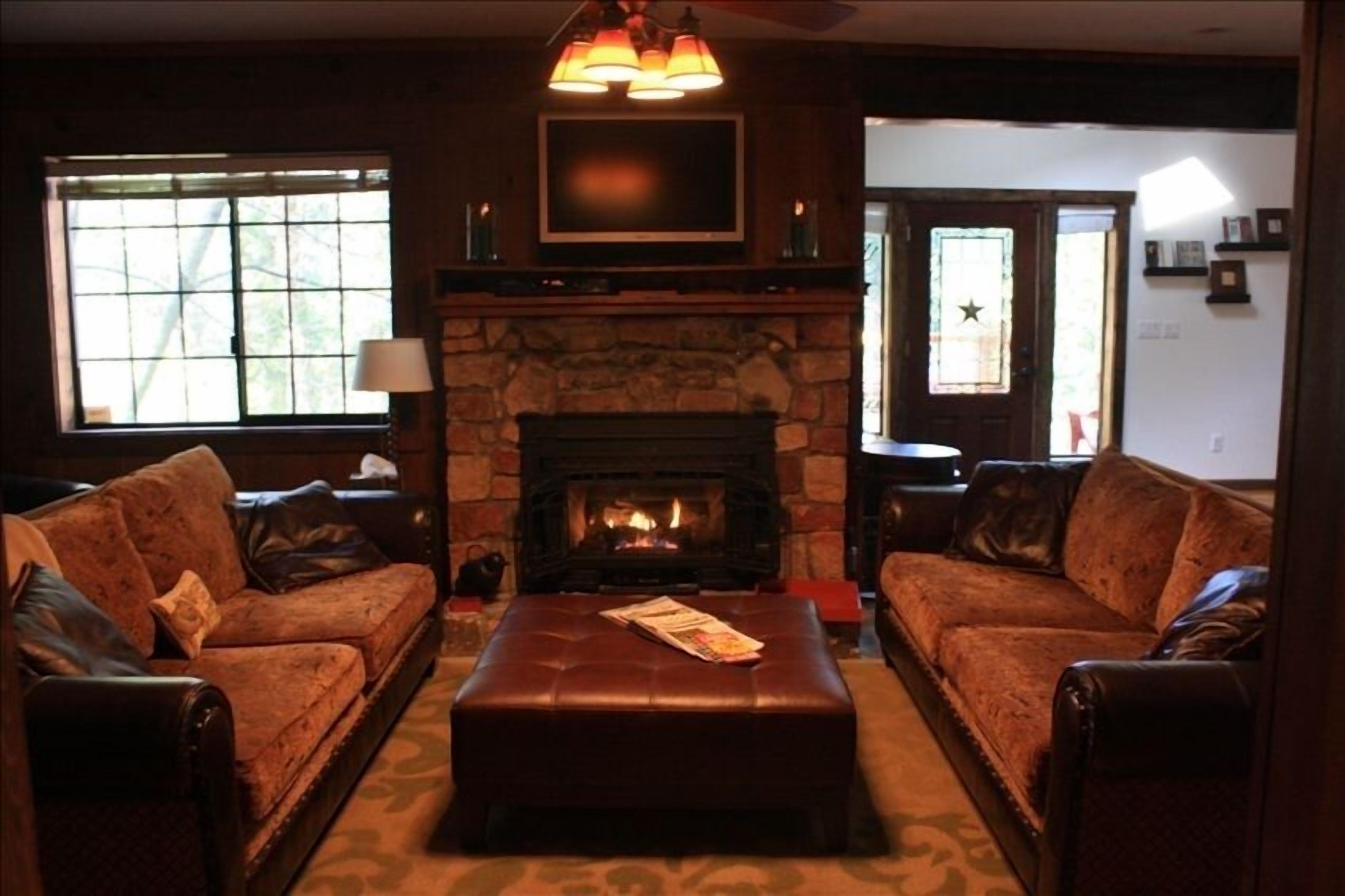 Lone Star Lodge: Rustic Elegance, Gourmet Kitchen,Hot Tub,A/C,Lake Membership