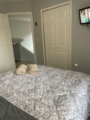 4 bedrooms, iron/ironing board, free WiFi, bed sheets